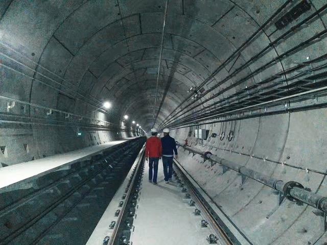你不曾见过的地铁隧道抗风压门施工实拍，一下带出厚重工业感